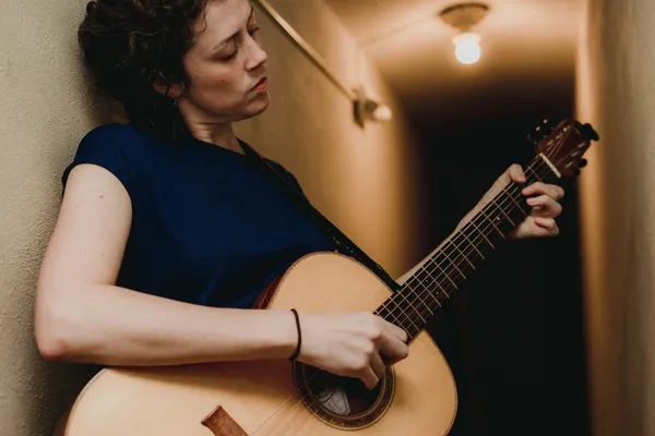 Rachael Kilgour playing guitar 